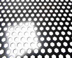 Защитная сетка на решетку радиатора черная с шестиугольной перфорацией 120х40см фото